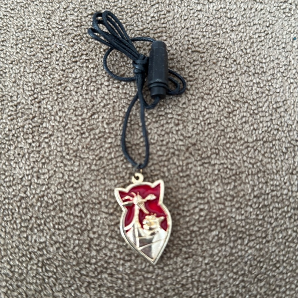 Quest for Camelot Devon & Cornwall Warners Bros 1998 Pendant Necklace (TD)